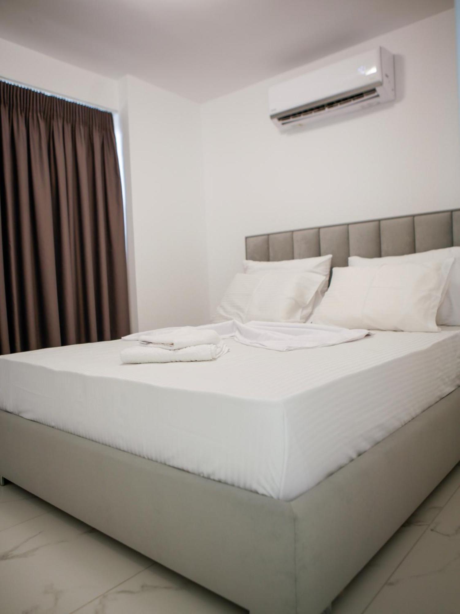 Matias Apartments Sarandë Esterno foto